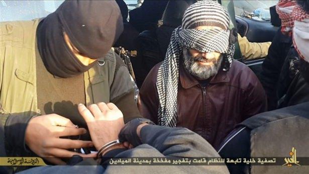 <p><strong><strong>Yine kafa kestiler!</strong></strong></p>
<p>El Meyadin şehrinden bomba yüklü araçla saldırı düzenlemek isterken IŞİD militanları tarafından yakalanan Esad yanlısı iki kişi kafaları kesilerek idam edildi.</p>