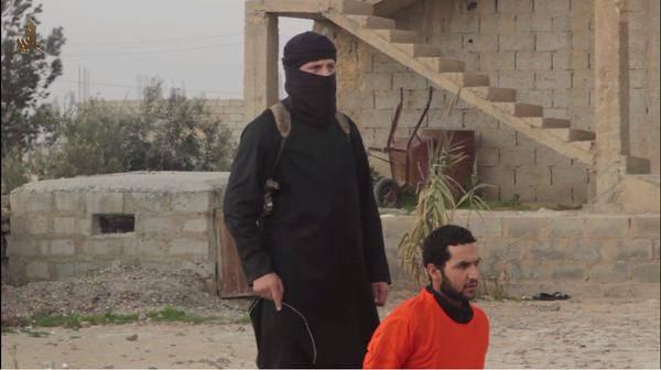 <p>IŞİD Suriye'nin Deyrezzor kentiinde darbecilikle suçladığı bir kişiyi silahla kafasından vurarak infaz etti.</p>