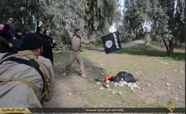 <p>Irak Ninova'da meydana gelen olayda zina ile su&ccedil;lanan kadın IŞİD savaş&ccedil;ıları tarafından korkun&ccedil; bir şekilde &ouml;ld&uuml;r&uuml;ld&uuml;.</p>
