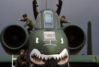 <p>Amerikan ordusu "tank katili" olarak adlandırılan "A-10 Thunderbolt 2" uçaklarını Afganistan'daki görevlerinden sonra Ortadoğu'ya kaydırdı. Uçaklar "Warthog" (Yaban domuzu) olarak da isimlendiriliyor</p>
