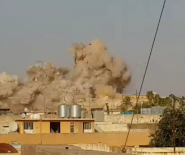 <p>IŞİD Musul'da bulunan Hz. Yunus Türbesini dinamitle havaya uçurdu. Patlama anı kameralara yansıdı. </p>
