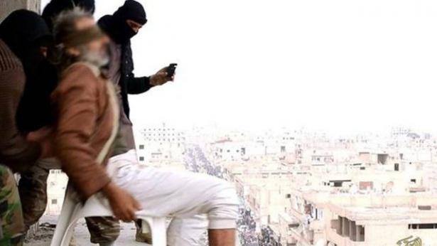 <p>IŞİD sosyal medya hesaplarından Rakka kentinde eşcinsellik ile suçladıkları kişinin yüksek bir binanın tepesinden atıldığını gösteren fotoğraflar yayınlandı.</p>

<p> </p>

