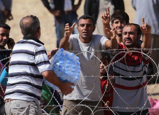 <p>Şanlıurfa’nın Suruç ilçesinin Dikmetaş köyü sınırında dünden beri bekleyen Suriyelilerin geçişine izin verildi. Suriyelilerin Türkiye'ye girişleri kontrollü bir şekilde yapılıyor. </p>

<p> </p>
