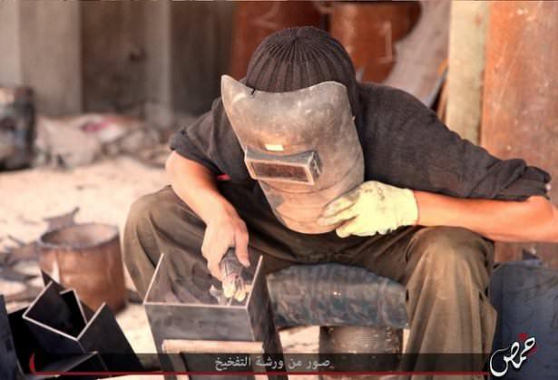 <p>K&uuml;&ccedil;&uuml;k bir atolyede bulunan Irak Şam İslam Devleti'ne bağlı m&uuml;hendislerin k&uuml;&ccedil;&uuml;k ve b&uuml;y&uuml;k tesirli bomba &uuml;retimi yaptıkları g&ouml;r&uuml;l&uuml;yor.</p>
