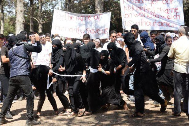 <p>Diyarbakır’a gelen, Şengal Ezidi kampında kalan Ezidiler, "Soykırım" olarak değerlendirdikleri olayın birinci yıl dönümünde kampta bir etkinlik düzenledi.</p>
