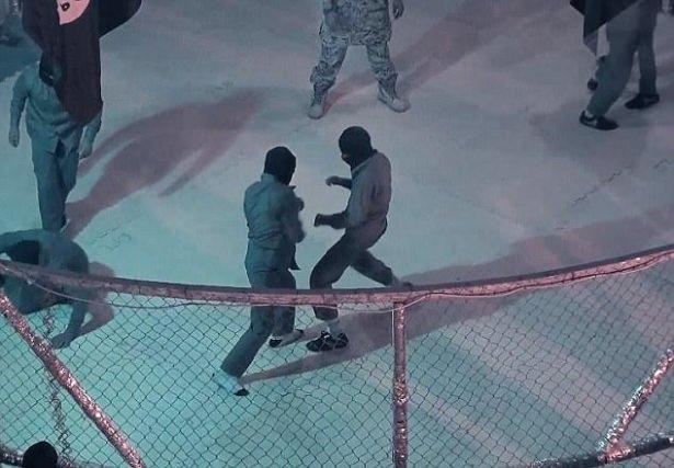 <p>&Ouml;rg&uuml;t&uuml;n "eğitim kafesinde" yakın d&ouml;v&uuml;ş ve ateşli silah kullanımı gibi eğitimler alıyor. Videoda bazı militanların kafasıyla tuğla kırdığı da g&ouml;r&uuml;l&uuml;yor..</p>
