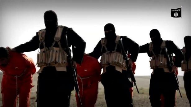 <p>Ebu Azrail isimli IŞİD'e karşı savaşan kişinin de gösterildiği videoda, kimleri açıklanmayan 4 kişi kırsal bir alana turuncu tulum ve zincir takılmış bir şekilde götürülüyor.</p>
