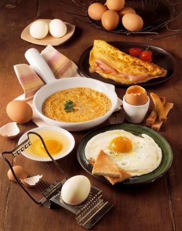 <p>Kabarık bir omlet yapmak istiyorsanız,bir çorba kaşığı suyun içerisine bir çay kaşığı mısır unu karıştırın. Hazırladığınız karışımı yumurtaya ilave edin.Böylece kabarık bir omlet yapmış olacaksınız.</p>
