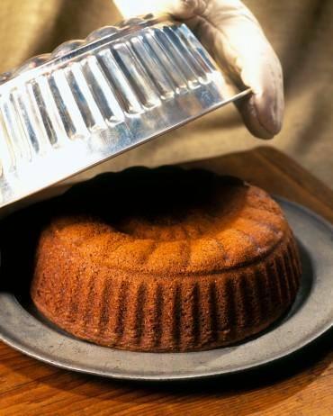 <p>Kek kalıbınızın içine hamurunuzu dökmeden önce ortasına bir şerit alüminyum folyo koyun. Böylece kekinizi pişirdikten sonra kolayca çıkartabilirsiniz.</p>
