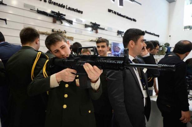 <p>Türk Silahlı Kuvvetleri, savunma amaçlı ithal ettiği piyade tüfeğinin yerine, çok iyi özelliklerde olan, Türk mühendislerinin geliştirdiği bir tüfeğe sahip oldu. </p>
