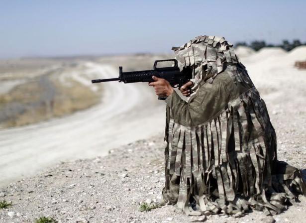 <p>MPT-76 tüfeğinde ray sistemi mevcut olduğundan, bu sisteme uygun olan tüfek aksesuarları takılıp çıkarılabilmektedir.</p>
