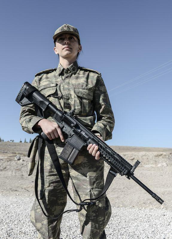 <p>Milli piyade tüfeğimiz ekonomik anlamda da avantaj sağlayacak. İthal ettiğimiz tüfeklere harcanan para, yerli üretim sayesinde Türkiye’nin elinde kalacak.</p>