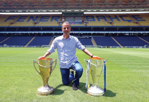 <p>Döneminin başarılı sağ beklerinden olan Kartal, 1993-94 sezonunda Denizlispor, 1994-95 sezonda Adanaspor'da oynadıktan sonra faal futbol yaşamına nokta koydu. 5 kez A milli takım forması giyen İsmail Kartal, antrenörlük kariyerine Fenerbahçe altyapısında başladı.</p>