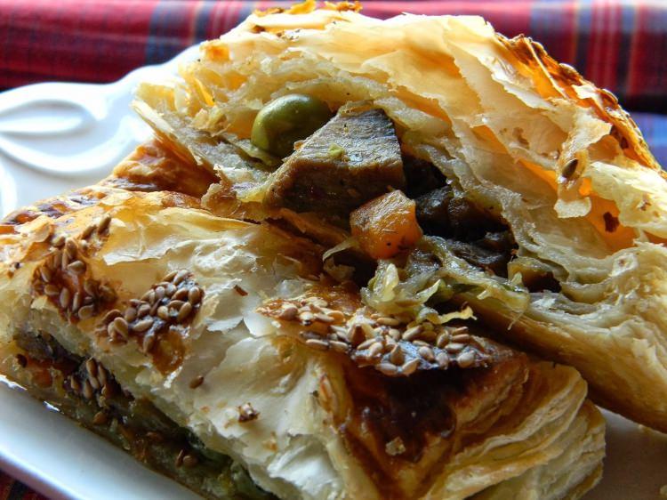 <p><strong>Talaş Kebabı</strong></p>

<p>&lsquo;Kocakarı gerdanı&rsquo;, &lsquo;Tavşan &Uuml;flemesi&rsquo;, &lsquo;Kuyruğusulu&rsquo;, &lsquo;Sakala&ccedil;arpan&rsquo;... Bazı yemek isimleri vardır ki duyunca insana yanlış şeyler &ccedil;ağrıştırır. Kimi g&uuml;ld&uuml;r&uuml;r, kimi derin derin d&uuml;ş&uuml;nd&uuml;r&uuml;r, kimi de insanı o yemekten soğutur. Ama s&ouml;z konusu yemek olunca &ouml;nyargıları bir kenara bırakmak gerek.&nbsp;</p>

<p>Talaş Kebabı&rsquo;ndan başlayalım. Eğer bu muhteşem b&ouml;rekle daha &ouml;nce tanışmadıysanız, bu ismi duyunca aklınıza rendelenmiş tahtadan artakalanlar gelecektir. Halbuki T&uuml;rk Mutfağı&rsquo;nın en lezzetli b&ouml;reklerinden biridir. Sanırım bu isme, b&ouml;reği keserken tabağa d&ouml;k&uuml;len yufka kırıntılarının g&ouml;r&uuml;nt&uuml;s&uuml; neden olmuştur.</p>
