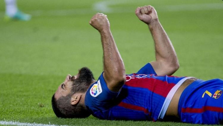 <p>29 yaşındaki orta saha oyuncusu böylece 2016-2017 sezonunda oynadığı 19 müsabakada, 17 kez (11 gol, 6 asist) skora katkıda bulundu.</p>
