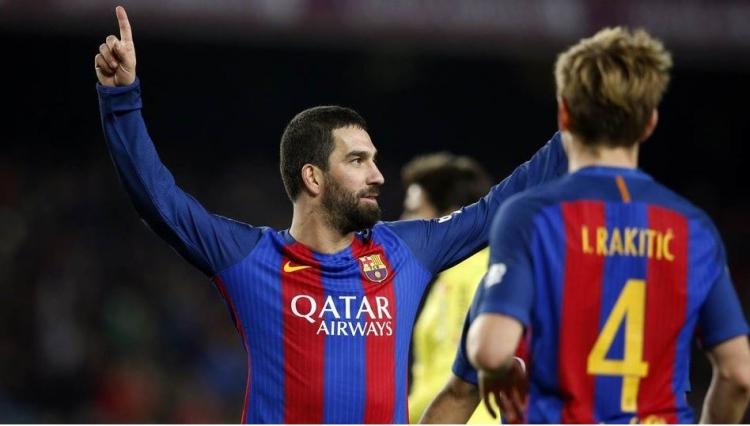 <p><strong>Borussia Mönchengladbach maçında sahneye çıktı</strong></p>

<p>Barcelona'nın, 6 Aralık'ta Borussia Mönchengladbach'ı 4-0 yendiği UEFA Şampiyonlar Ligi C Grubu son maçına damga vuran Arda Turan, birçok ilke de imza attı.</p>
