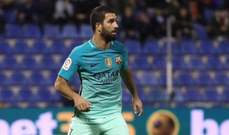 <p>Karşılaşmayı 3 gol ve 1 asistle bitiren milli futbolcu, Rivaldo, Ronaldinho, Samuel Eto'o, Lionel Messi ve Neymar'ın ardından "Şampiyonlar Ligi tarihinde Barcelona'nın hat-trick yapan 6'ncı futbolcusu" unvanını elde etti.</p>
