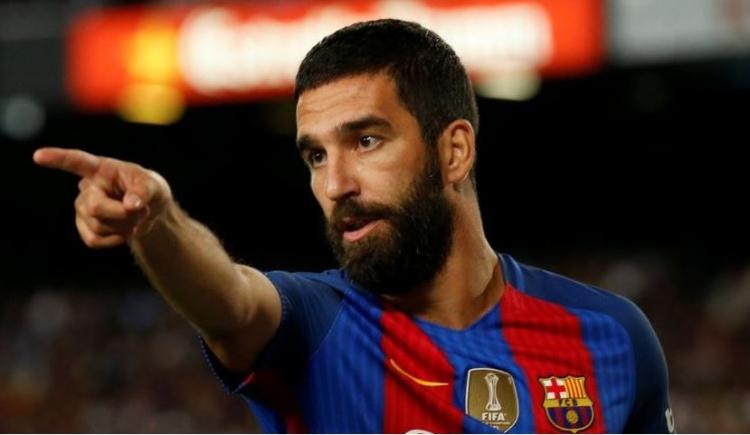 <p><strong>3 maçta 2 hat-trick</strong></p>

<p>Kariyerindeki tek "hat trick"i, Spor Toto Süper Lig 2007-08 sezonunun 33. haftasında Galatasaray'ın deplasmanda Sivasspor'u 5-3 yendiği maçta yapan milli futbolcu, aralık ayında 2 defa 3 gol attı.</p>
