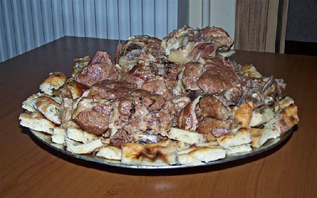 <p><strong>Banak </strong></p>
<p>Kalabalıklar bu lezzette buluşuyor. Etler ağır ağır pişer, tepsinin dibindeki pidelerle buluşur ve ziyafet verilir.</p>