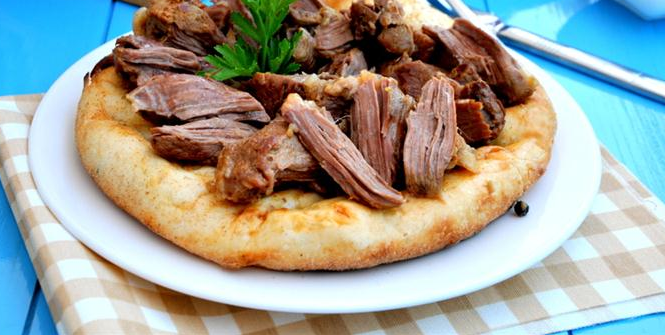 <p><strong>Tandır kebabı</strong></p>
