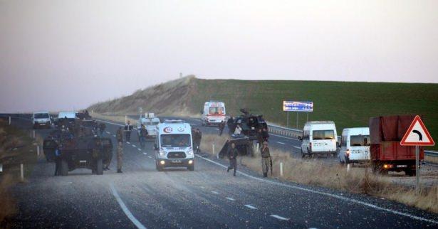<p>Diyarbakır'ın Silvan ilçesinde PKK'lı teröristlerin polise düzenlediği mayınlı saldırıda 3 polis şehit oldu 2 polis yaralandı.</p>
<p> </p>