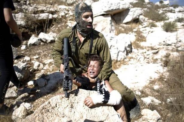 <p>İsrail askerinin kolu sargılı olan Filistinli bir çocuğu gözaltına almak istemesiyle arbede çıktı. Dünya ajanslarının geçtiği bu fotoğraflar büyük tepki topladı.</p>

<p>Aile çocuğu askerin elinden kurtardı. Onu kurtaranlar arasında 2012’de İsrail askerine kafa tutmasıyla ünlenen ablası Ahed Tamimi de vardı.</p>

<p><a href="http://video.haber7.com/video-galeri/58752-filistinli-ailenin-gozalti-direnisi" target="_blank"><span style="color:#FFD700"><strong>Dehşet anlarının videosunu izlemek için tıklayınız...</strong></span></a></p>
