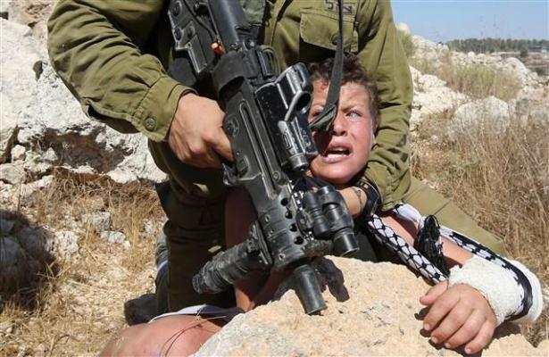 <p>İsrail askerlerinin dehşet saçtığı anlarda eli alçılı bir şekilde kurtulmayaç çalışan Muhammed Tamimi gözyaşları içinde haykırdı. </p>

<p>Muhammed Tamimi’yi kurtarmaya çalışanlar arasında ablası Ahed Tamimi de vardı. Ahed, 2012 yılında "İsrail askerlerine kafa tutan Filistinli cesur kız" olarak tanınmıştı.</p>

<p> </p>

<p> </p>
