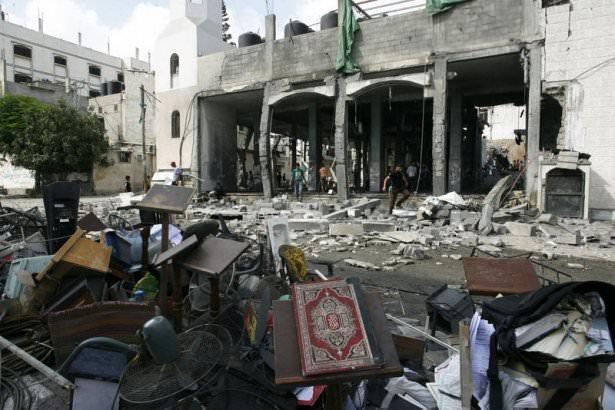 <p>İsrail'in ibadethaneleri hedef alan bu son saldırılarıyla, 7 Temmuz'dan bu yana 74 caminin hasar gördüğü, bunlardan 20'sinin tamamen yıkıldığı kaydedildi.</p>
