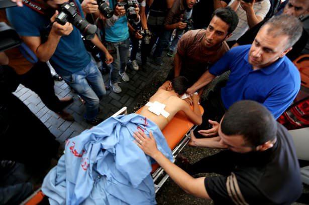 <p>İsrail bir haftadan beri Gazze'ye bomba yağdırıyor. Şimdiye kadar 25 kişinin hayatını kaybettiği saldırılarda yaralı sayısı yüzü aştı.</p>

<p> </p>
