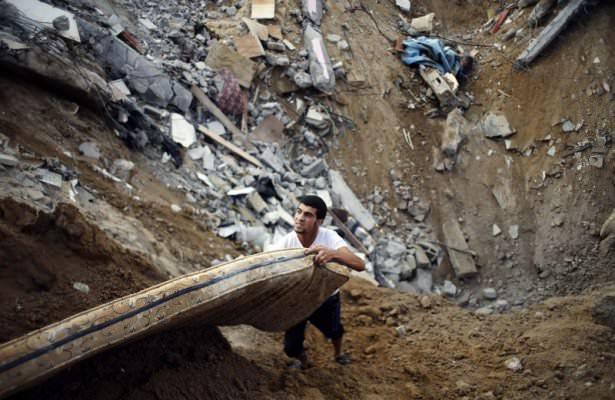 <p>Gazze'de bodrum katlarına kadar yerle bir olan binaların görüntüleri, İsrail'in "sığınak delen" bombalarını kullandığı izlenimi uyandırdı.</p>
