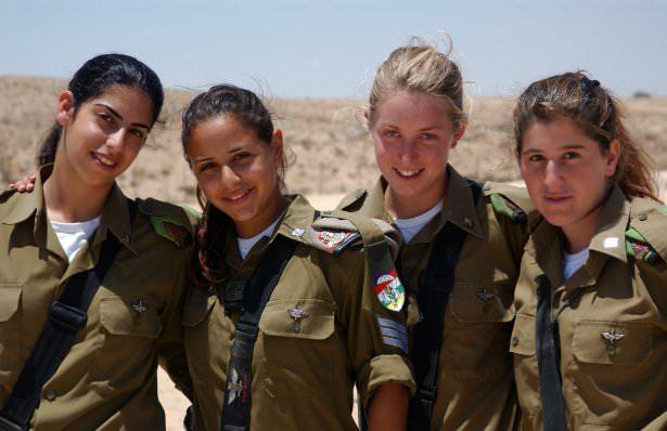 <p>Kadın askerlerin, sosyal medyadaki pozları kullanılarak İsrail'in katliamcı yüzü örtülmeye çalışılıyor.</p>

<p> </p>
