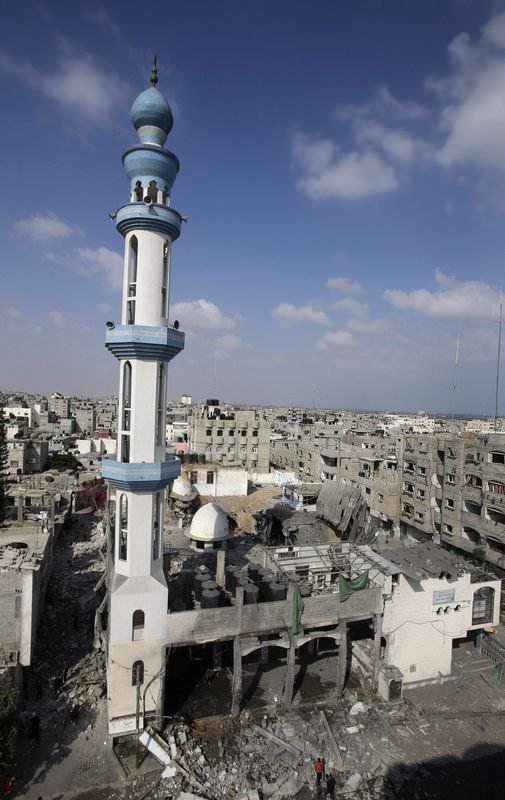 <p>Görgü tanıklarından alınan bilgiye göre, İsrail savaş uçakları, Gazze'nin ortasındaki Şuheda el-Aksa Camisi'ne füze attı. </p>
