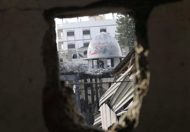 <p>İsrail ordusu, Gazze Şeridi'nin farklı bölgelerinde düzenlediği hava saldırılarında 3 camiyi hedef aldı.</p>
