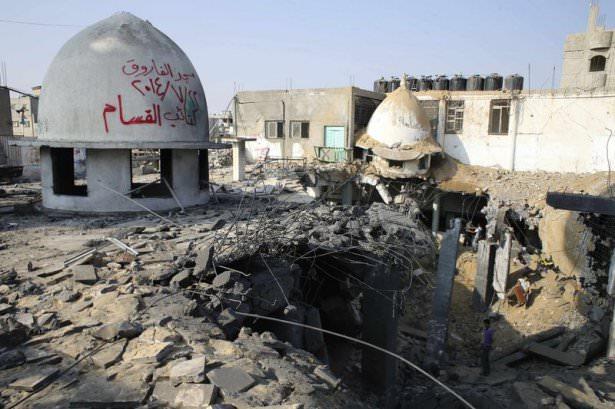 <p>Gazze Şeridi'nin güneyinde yer alan Refah kentinde El-Faruk Camisi ile orta kesiminde bulunan Deyr el-Belah kentinde El-Ebrar Camisi de İsrail savaş uçakları tarafından düzenlenen bombardımana maruz kaldı.</p>

