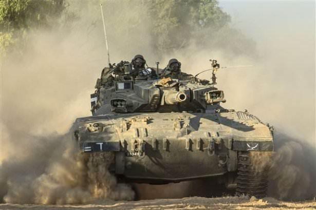 <p>İsrail'in Gazze sınırına yığdığı askeri birlikler, kara operasyonuna başlamak üzere emir bekliyor.</p>
