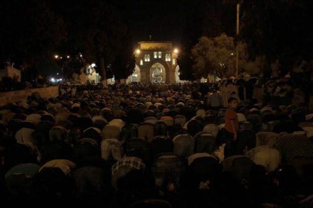 <p>İsrail'in engellemelerine rağmen Kud&uuml;s'e ulaşan Filistinliler, teravih namazını kılmak i&ccedil;in Mescid-i Aksa ve avlusunu hıncahın&ccedil; doldurdu.</p>
