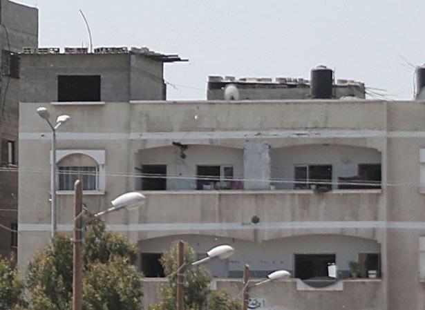 <p>İsrail'in Gazze'ye şiddetini arttırarak devam ettirdiği saldırılarda, Ez-Zeytun Mahallesi'nde bulunan Dahduh ailesine ait bir bina isabet aldı.Saniye saniye görüntülenen saldırıda roketin binaya isabet anı fotoğraf karesine yansıdı. </p>
