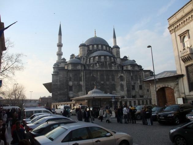 <p>Üsküdar Vâlide Camii (İkinci Mustafa ile Üçüncü Ahmed'in annesi Emetullah Rabîa Gülnûş Sultan adına yapıldı)</p>