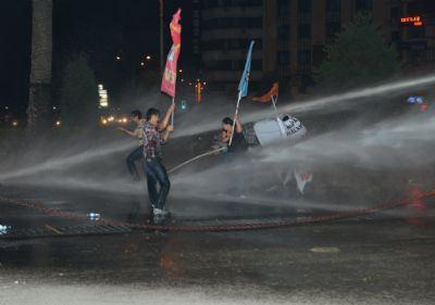 <p>Bu yol su gibi akar Merdeces fazla yakar Benim toma dururken Poma'ya kim bakar?</p>