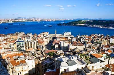 Dünyanın en pahalı şehirleri arasında 79. sırada yer alan İstanbul’da yaşamak ciddi bir maliyeti beraberinde getiriyor. Bu maliyetler arasında ilk sırayı ise emlak alıyor. Gerek alım-satım, gerekse kiralamada artan fiyatlar, bazı bölgelerde dudak uçuklatacak rakamları buluyor. Ancak her şeye rağmen emlaktaki hareket hız kesmiyor. İşte İstanbul’da ilçe ilçe dairelerin kira fiyatları: