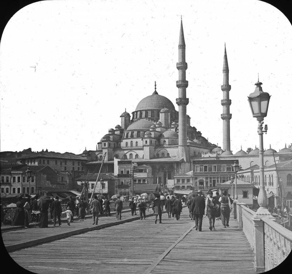 <p>Galata Köprüsü üzerinden Yeni Cami (1903)</p>

<p> </p>
