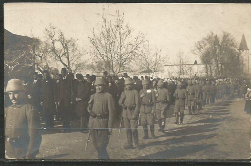 <p>Sultan 2. Abdülhamid'in cenaze töreni (11 Şubat 1918. Topkapı Sarayı)</p>

<p> </p>
