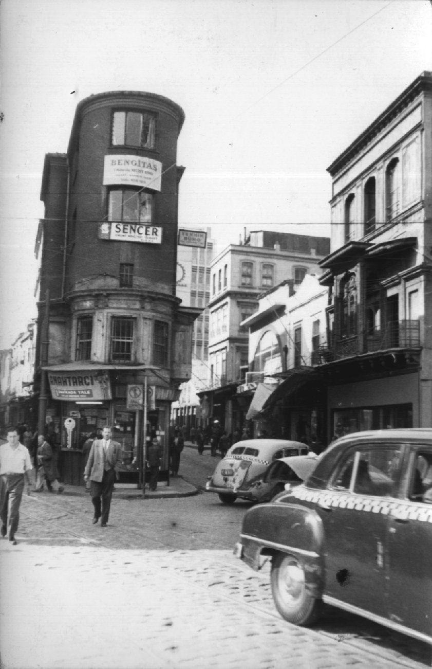 <p>Camii Cedid Sokağı ile Tersane Caddesi birleşimi (1950'li yıllar. Karaköy. Cemal Işın. SALT Arşiv)</p>

<p> </p>
