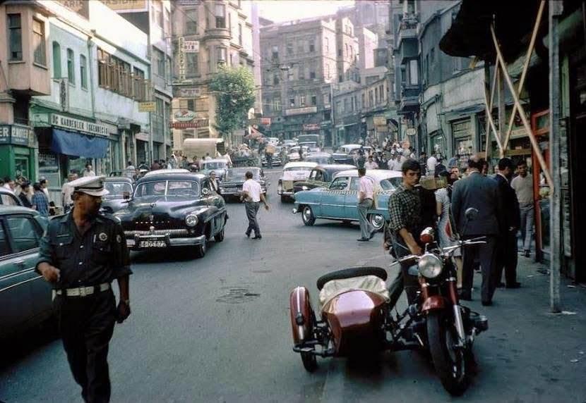 <p>Ankara Caddesi (1960'lı yıllar. Sirkeci)</p>

<p> </p>
