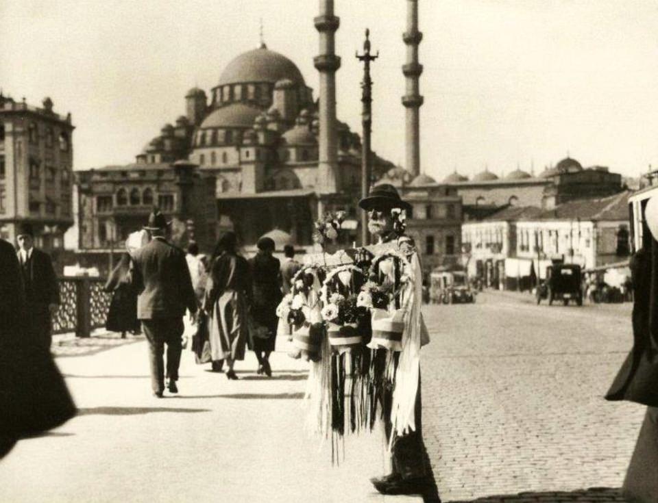 <p>Galata Köprüsü'nde bir seyyar satıcı (1912 sonrası)</p>
