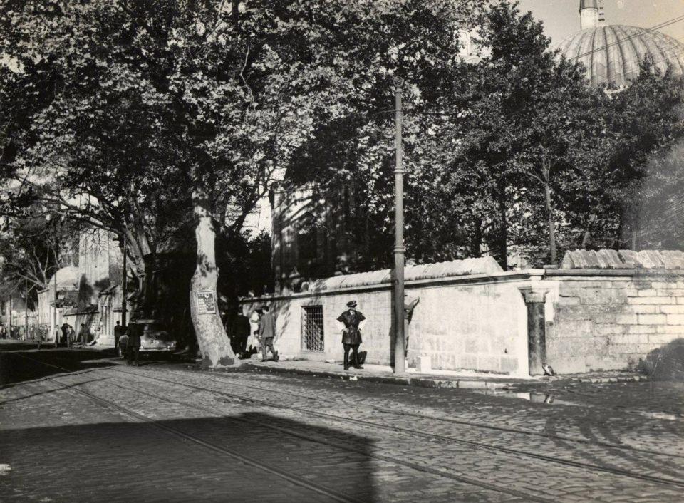<p>İstanbul 'un ortası olarak kabul edilen taş (1958. Şehzadebaşı)</p>
<p> </p>