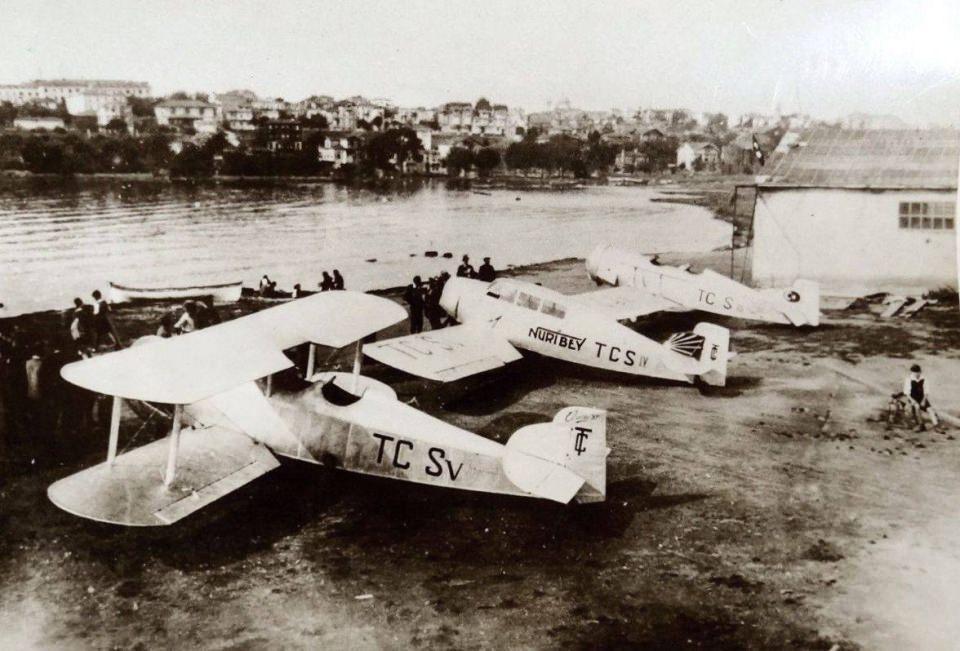 <p>Türkiye'nin ilk uçak tasarımcısı ve üreticisi Vecihi Hürkuş'un Kalamış'taki Tayyare Mektebi (1930'lu yıllar) </p>

<p> </p>
