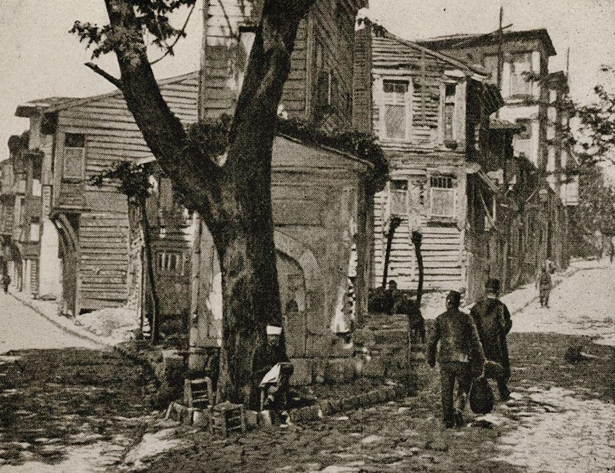 <p>Sefer Ağa Çeşmesi (1913. Beyazıt)</p>
