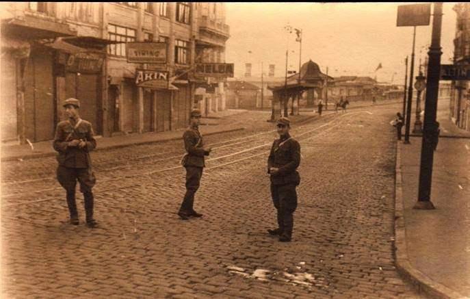 <p>Karaköy Galata Köprüsü girişi (1940'lı yıllar)</p>

<p> </p>
