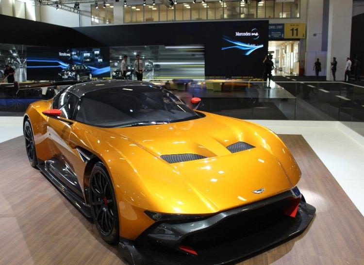 <p>Bunlardan biri de, 2.4 milyon poundluk <span style="color:#FFA07A"><strong>Aston Martın Vulcan</strong></span></p>
<p>Vulcan'ın dünyada sadece 24 adet üretildiği belirtildi.<br />
<br />
Araç bin 200 beygirin üzerinde güç üretebilirken, 8 litrelik motora sahip.</p>